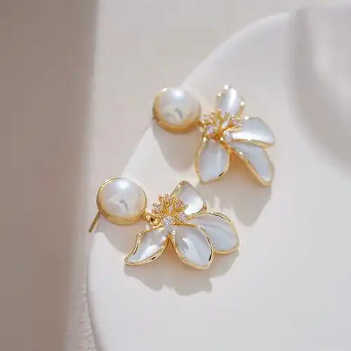 白色百合花耳钉特别设计花朵2022流行耳环小众耳环