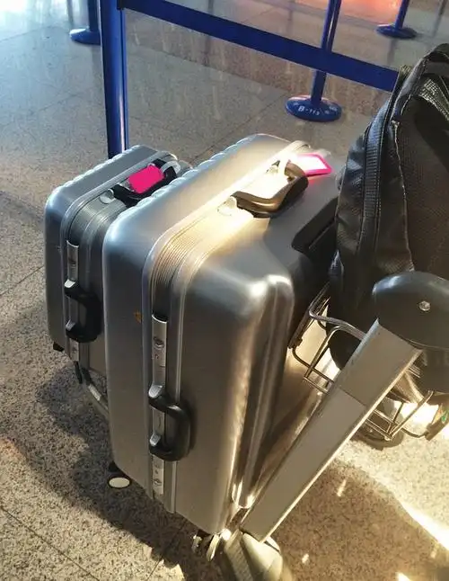 我的行李,大的箱子28寸托运了,小的箱子21寸可以带上飞机.