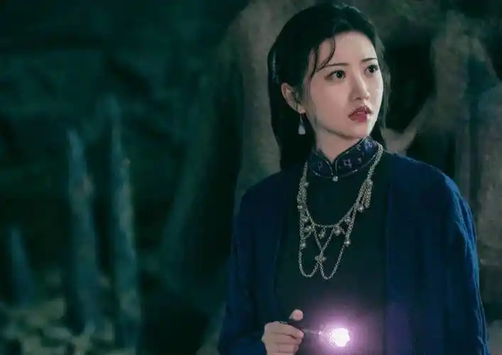 原创司藤对视吻戏来袭景甜受重伤张彬彬深情献吻这场面太甜了