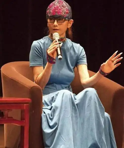 一路走好!舞蹈家杨丽萍母亲去世,早年离婚,独自养大四个儿女