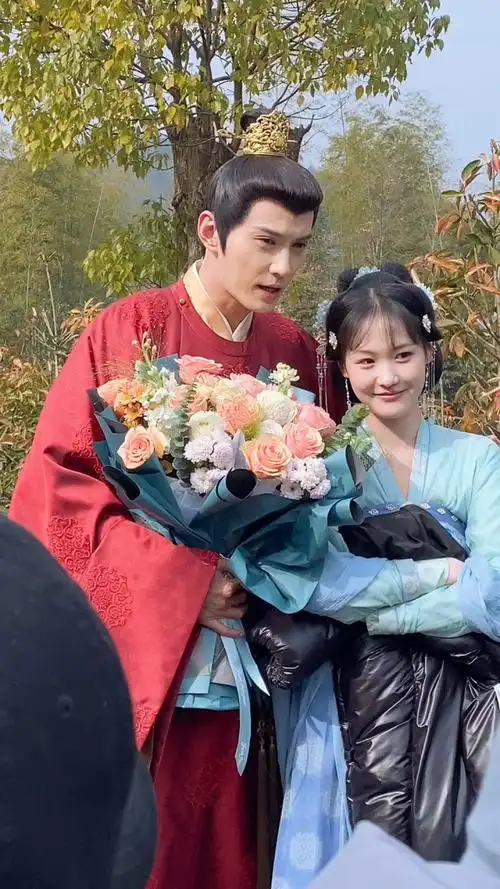 徐正溪张昕懿新剧花琉璃轶闻杀青合影花絮,姬元溯和鸢尾