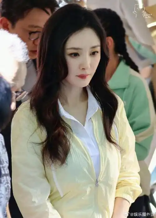 杨幂藏蓝色短裙##真杨幂啊