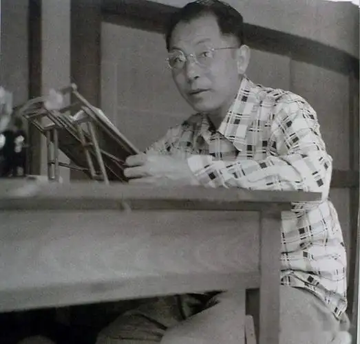 张学良在中国照片戴着老花镜读明史游台南孔庙拜郑成功祠