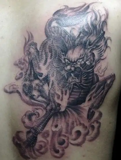 男人胸部霸气的麒麟纹身
