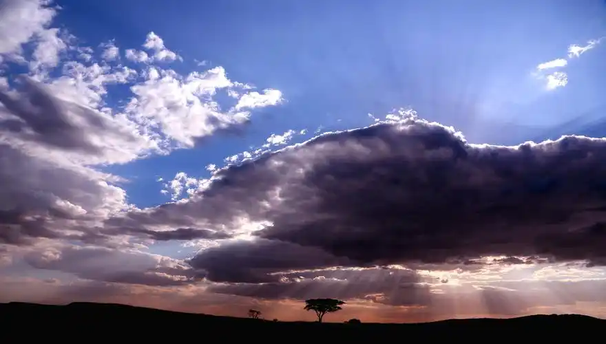 下午太阳快落山前,一片乌云遮住了太阳.