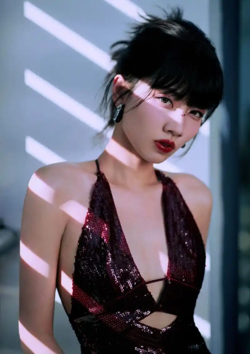 性感撩人的"人间尤物"#刘惜君# 一袭暗红色吊带裙,傲慢身姿,窈窕曼妙