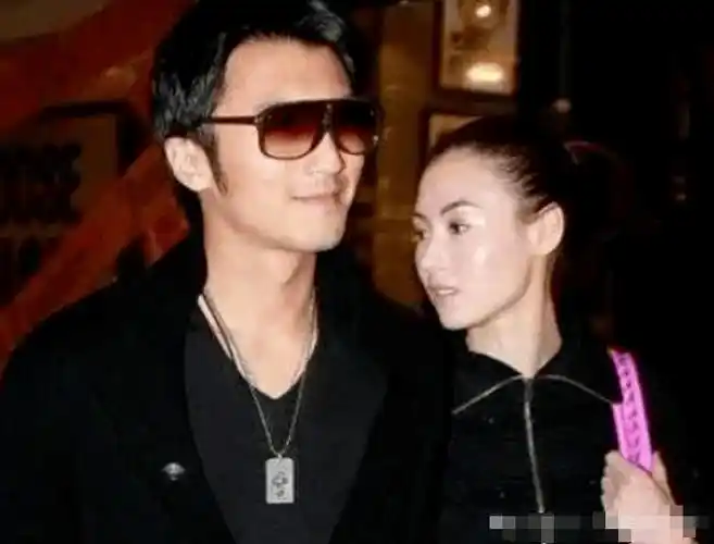 谢霆锋给儿子打电话忘记关免提,注意听谢霆锋对张柏芝的称呼,连王菲也