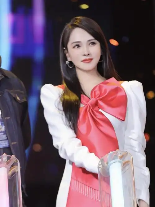 伊能静才是阿姨圈顶流穿白色针织衫搭配百褶裙减龄又洋气