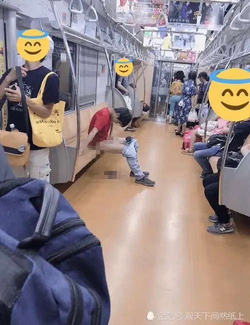 在东京地铁乐钉线车厢上一名男子当着众人的面脱下裤子从容的大便