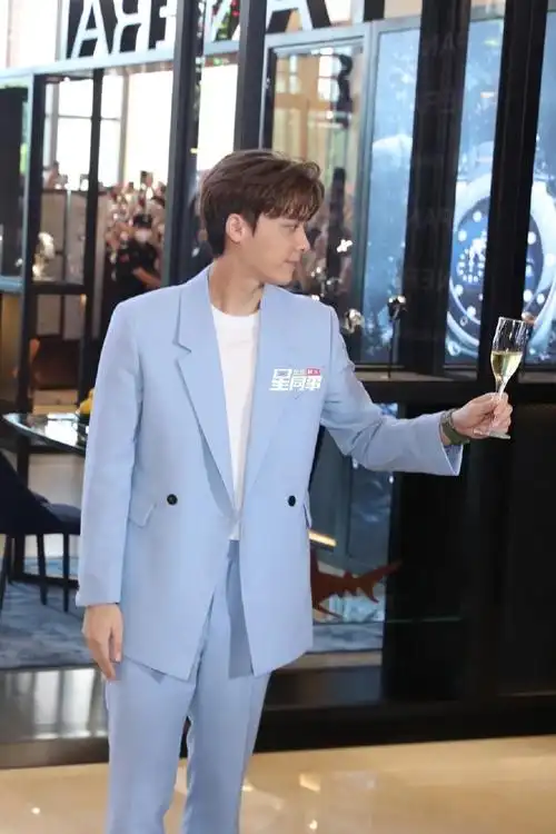 李易峰现身广西南宁出席活动,一身淡蓝色西装亮相,这笑容好有魅力啊