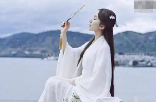 娄艺潇晒仙气汉服照,一袭白衣绝美侧颜,不演古装剧可惜了