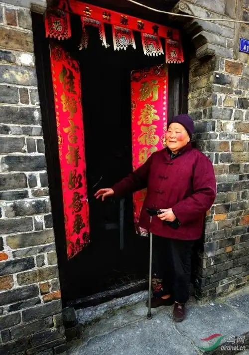 春节将至,有多少老人象这位老奶奶一样天天盼望自己的儿女早日回 .