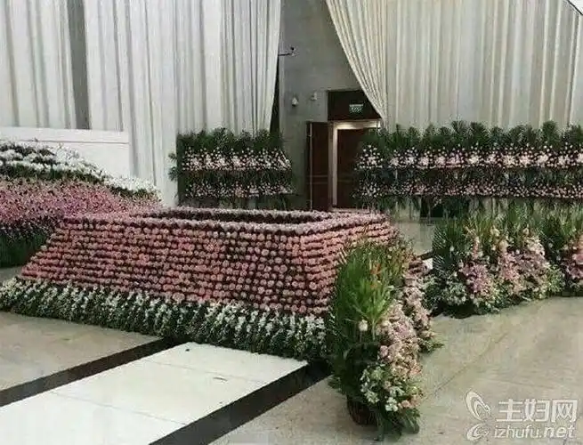 送别乔任梁送别乔任梁现场布满粉红色鲜花图