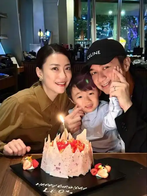 古巨基52岁生日!抱4岁儿子出镜如复制粘贴,老婆曾52岁高龄生娃