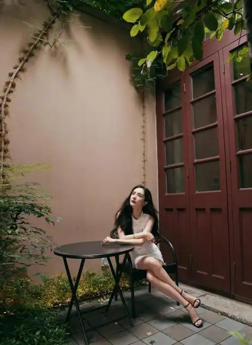 杨幂白色连衣裙搭配一字带凉鞋尽显曼妙身姿古堡里优雅的公主