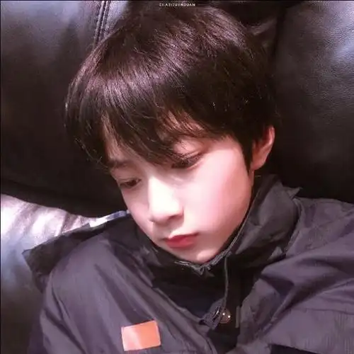 刘耀文被公司公开后,还是一个只有幼儿园文凭的六年级小学生,因为小小