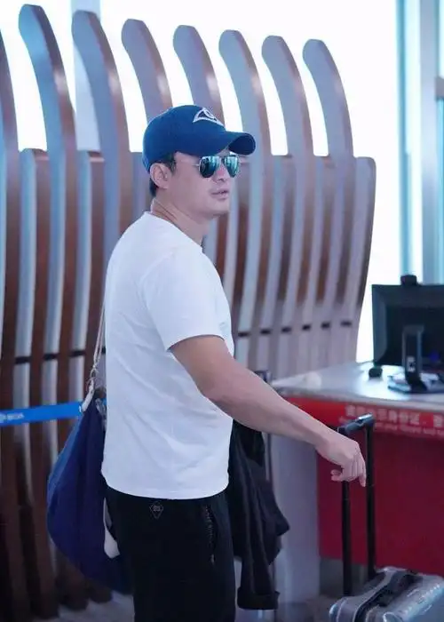 点赞!吴京机场安检口霸气指导狗仔 浑身正能量道德满分帅炸了