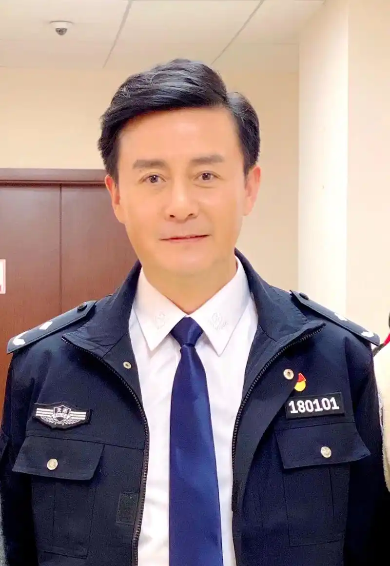 亲姐弟都是演员,姐在《红楼梦》演袭人,弟在《重案六组》饰佟林