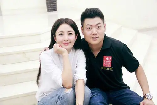 39岁杨童舒晒与85后梁文博合影