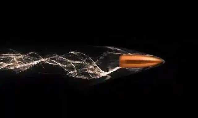 一般来说,我们在地表射出一颗子弹的话,由于地心引力的影响,这颗子弹