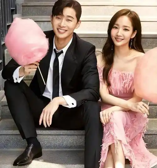 18年漫改爱情剧《金秘书为何那样》让朴敏英再度火爆海外.