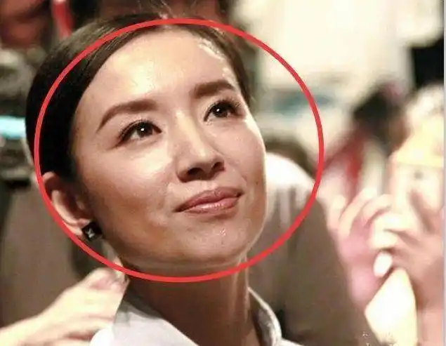 36岁董洁现身, 身材瘦到干瘪, 素颜显老,又一枚女神陨落