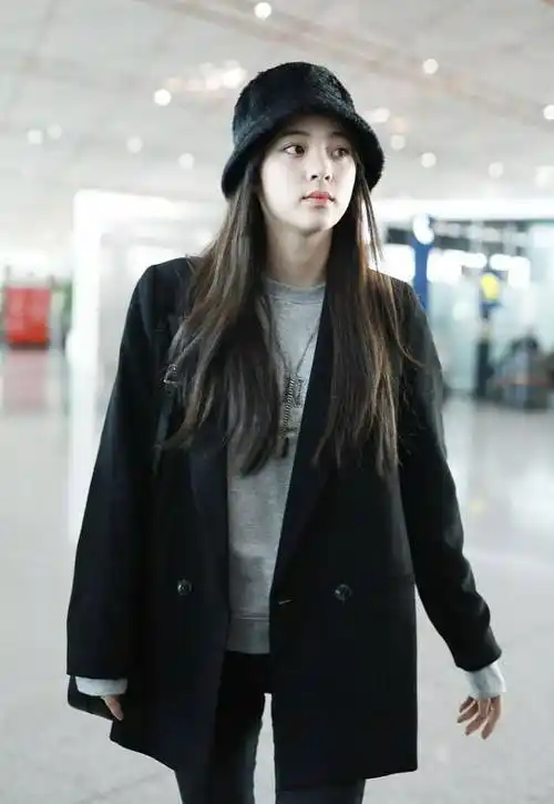 欧阳娜娜真是长大了身穿黑色西装气场还挺强看着真不像小孩了