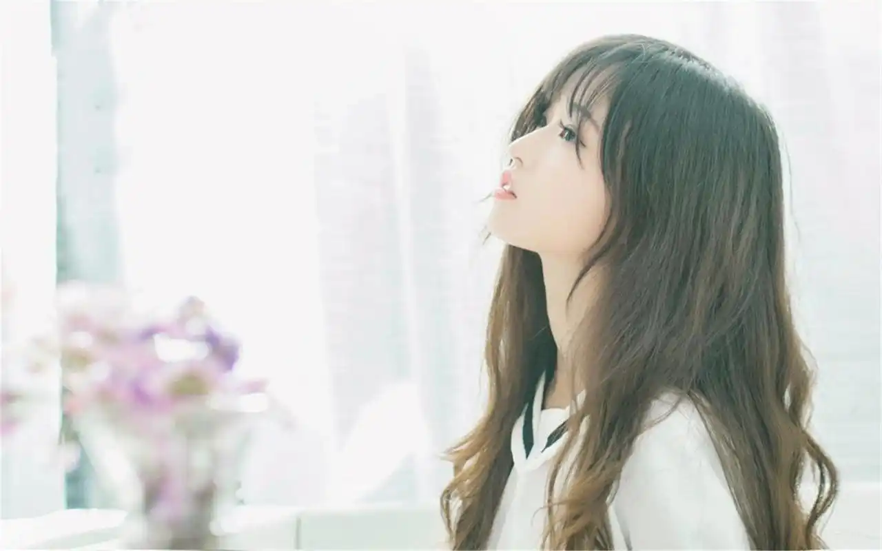 好看的清新白裙美女唯美写真高清桌面壁纸下载