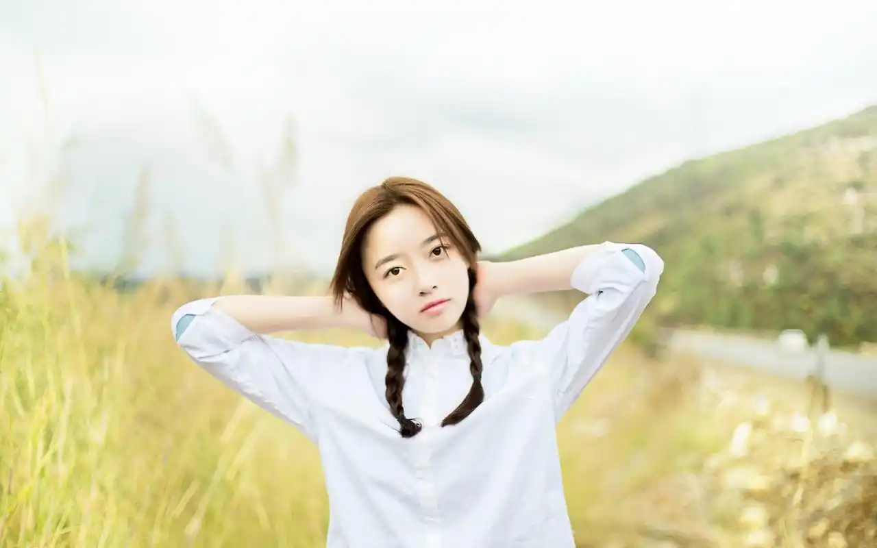 清纯麻花辫少女唯美户外写真电脑高清壁纸下载