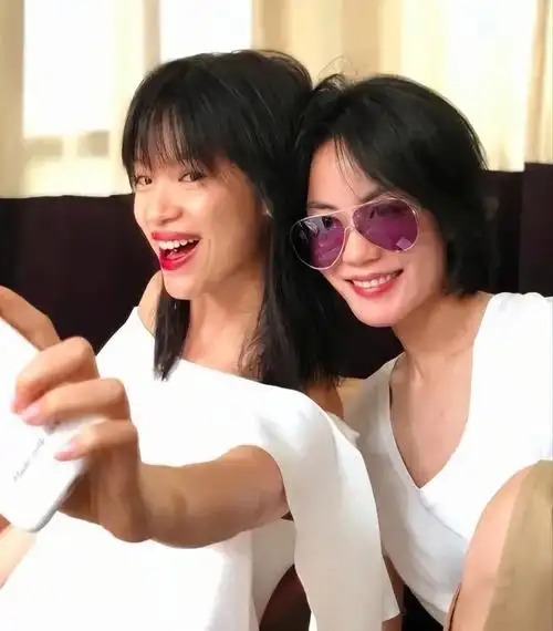 王菲和好友私下聚会玩自拍