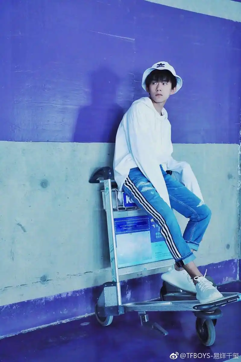 易烊千玺风格大逆转 17岁竟有几分型男的味道