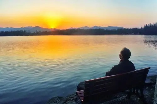 三行诗老人与夕阳