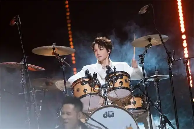 《披荆斩棘的哥哥》总决赛火热来袭 架子鼓惊喜开场燃炸舞台-明星