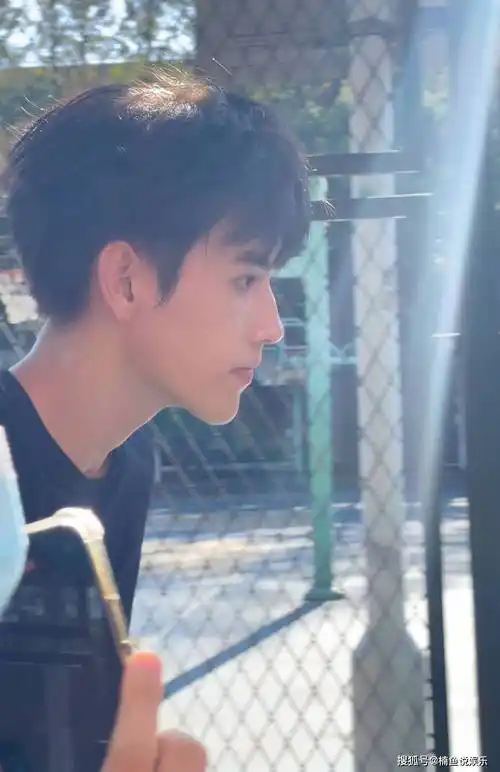 原创陈飞宇张婧仪路透来袭,穿回校服稚气满满,小说里走出来的男女主