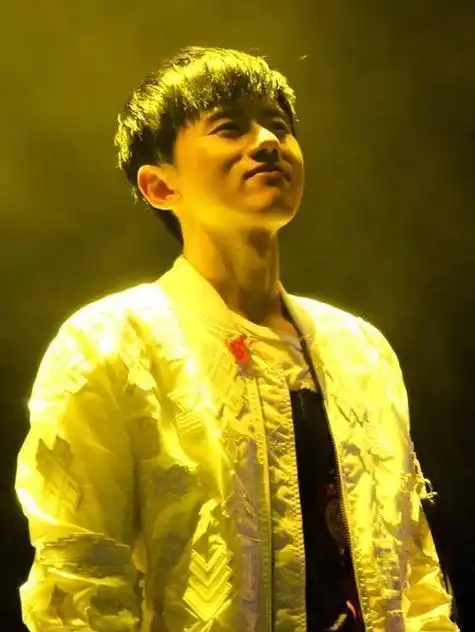 张杰为啥总爱留刘海看到他刚出道时的照片,我似乎懂了点啥