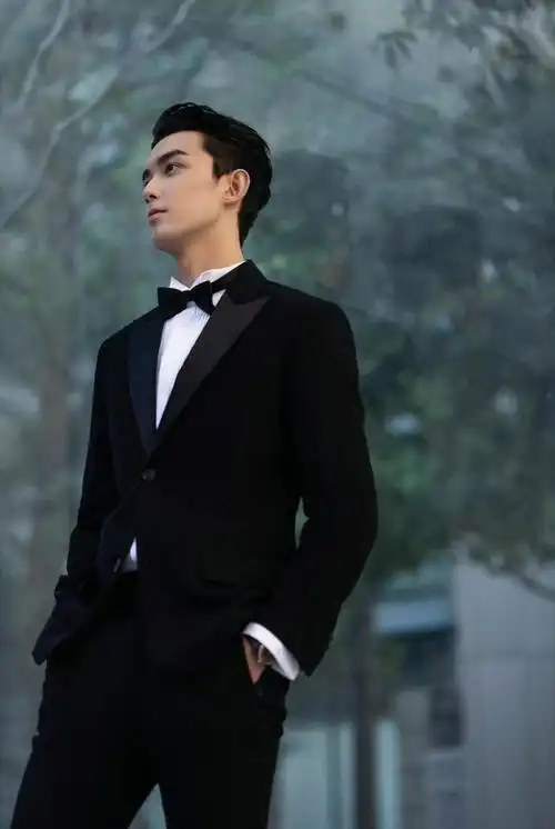 吴磊西装背头造型亮相东京电影节