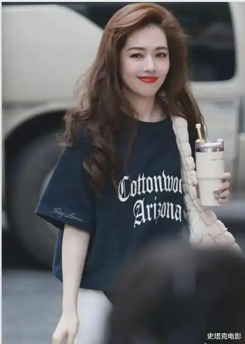 40岁郭碧婷近照:穿迷你裙扎高马尾,腰臀比绝了,向佐眼神不错