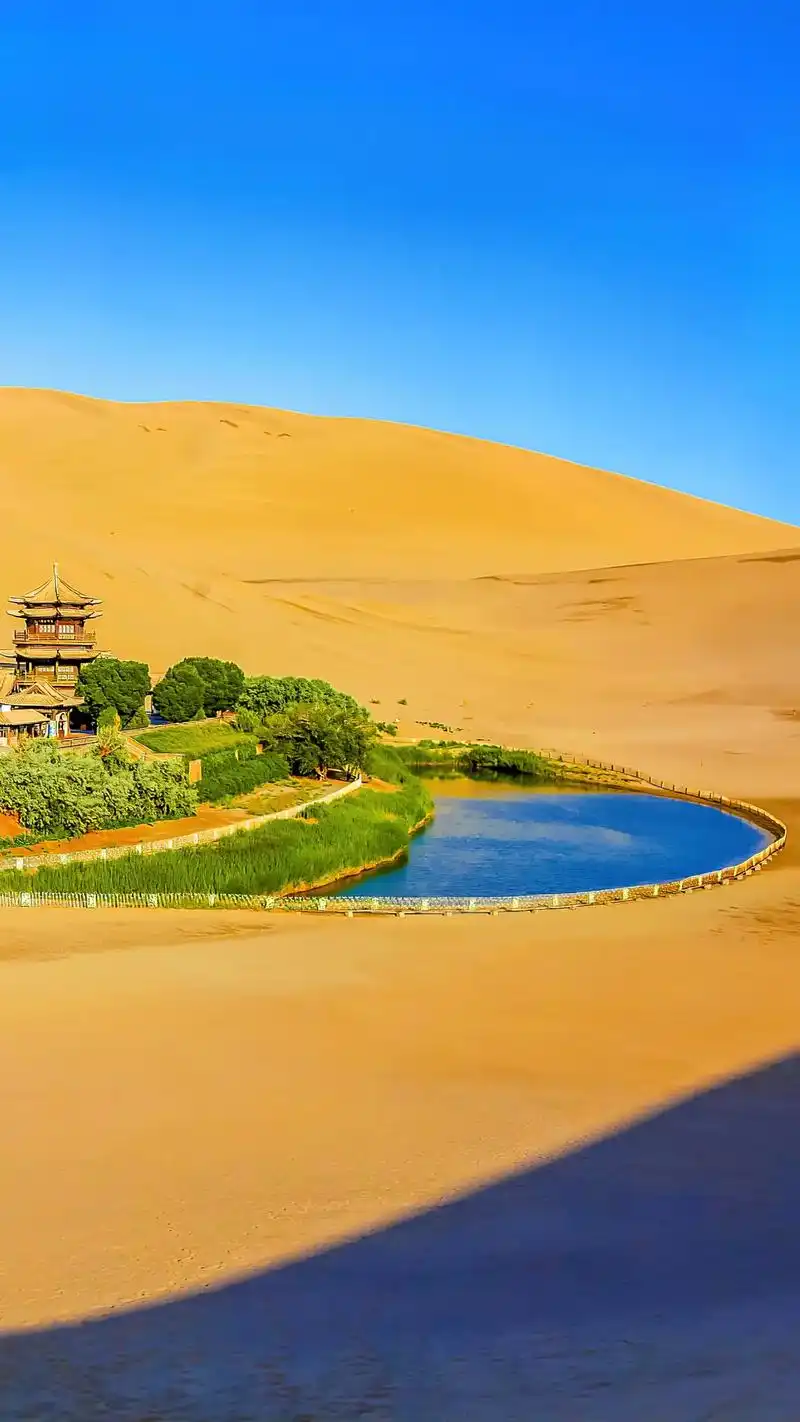 鸣沙山月牙泉,沙泉共处妙造天成,堪称丝绸之路上的沙漠奇观.数 - 抖音