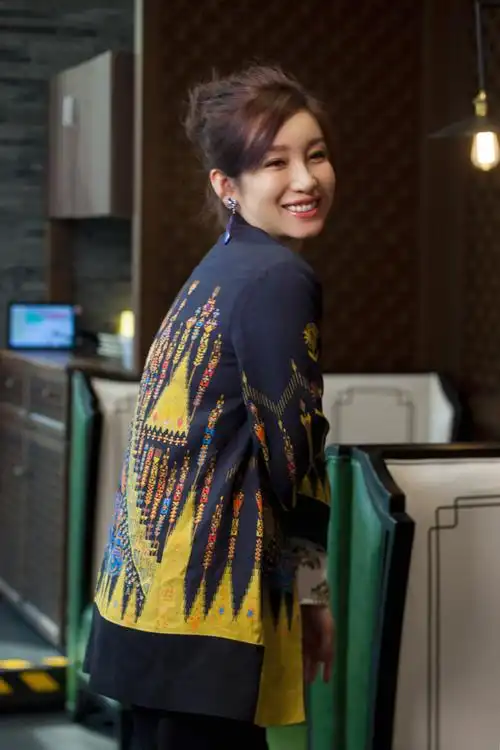 秦海璐白衣唯美动人 表情逗趣尽显反差萌