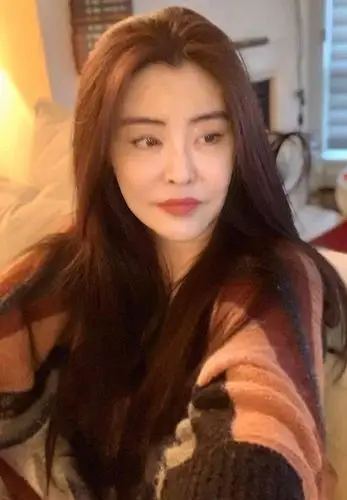 王祖贤近照,52岁皮肤虽无皱纹但已松垮,优雅老去其实挺好!