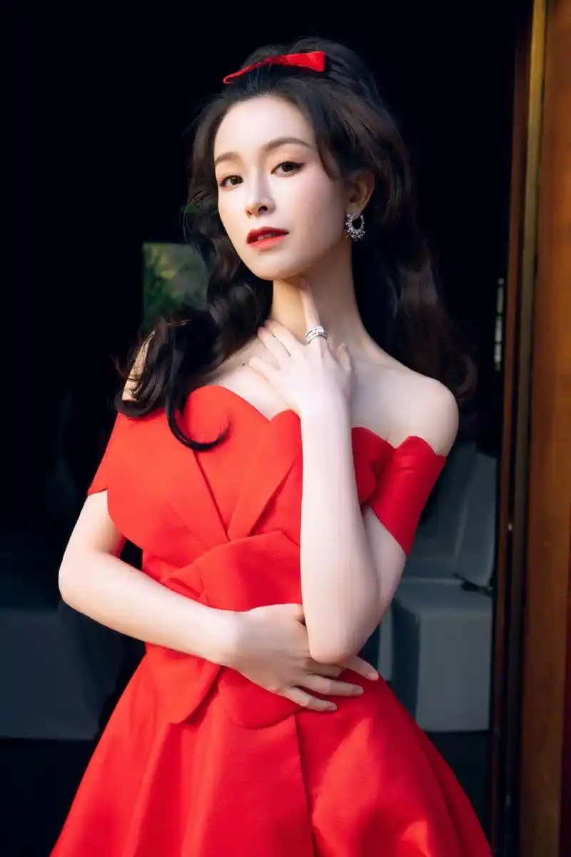 周一到周日的壁纸都安排好了呢!换起来吧!#文咏珊#elle风 - 抖音