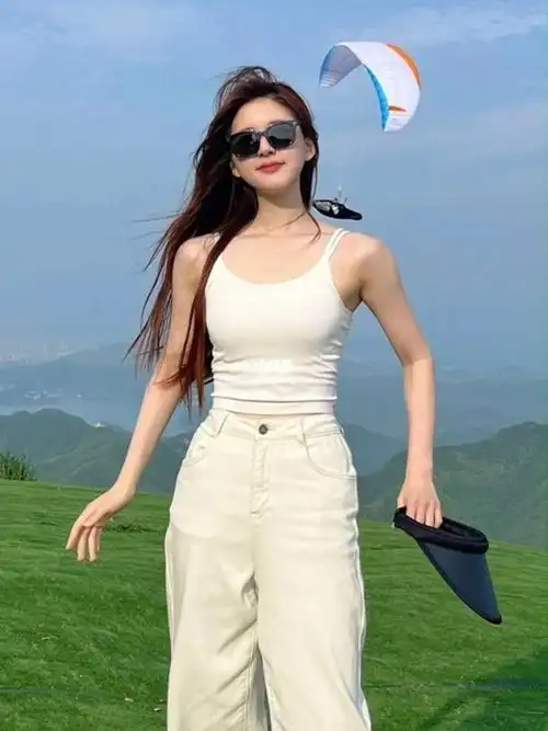 赵露思白色复古直筒牛仔裤静态展示细节