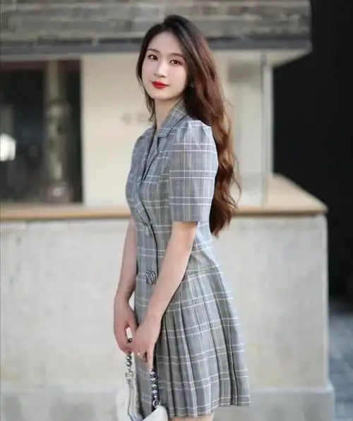 女人到了三,四十岁,一定要试试这款大波浪卷发,高级又显女人味