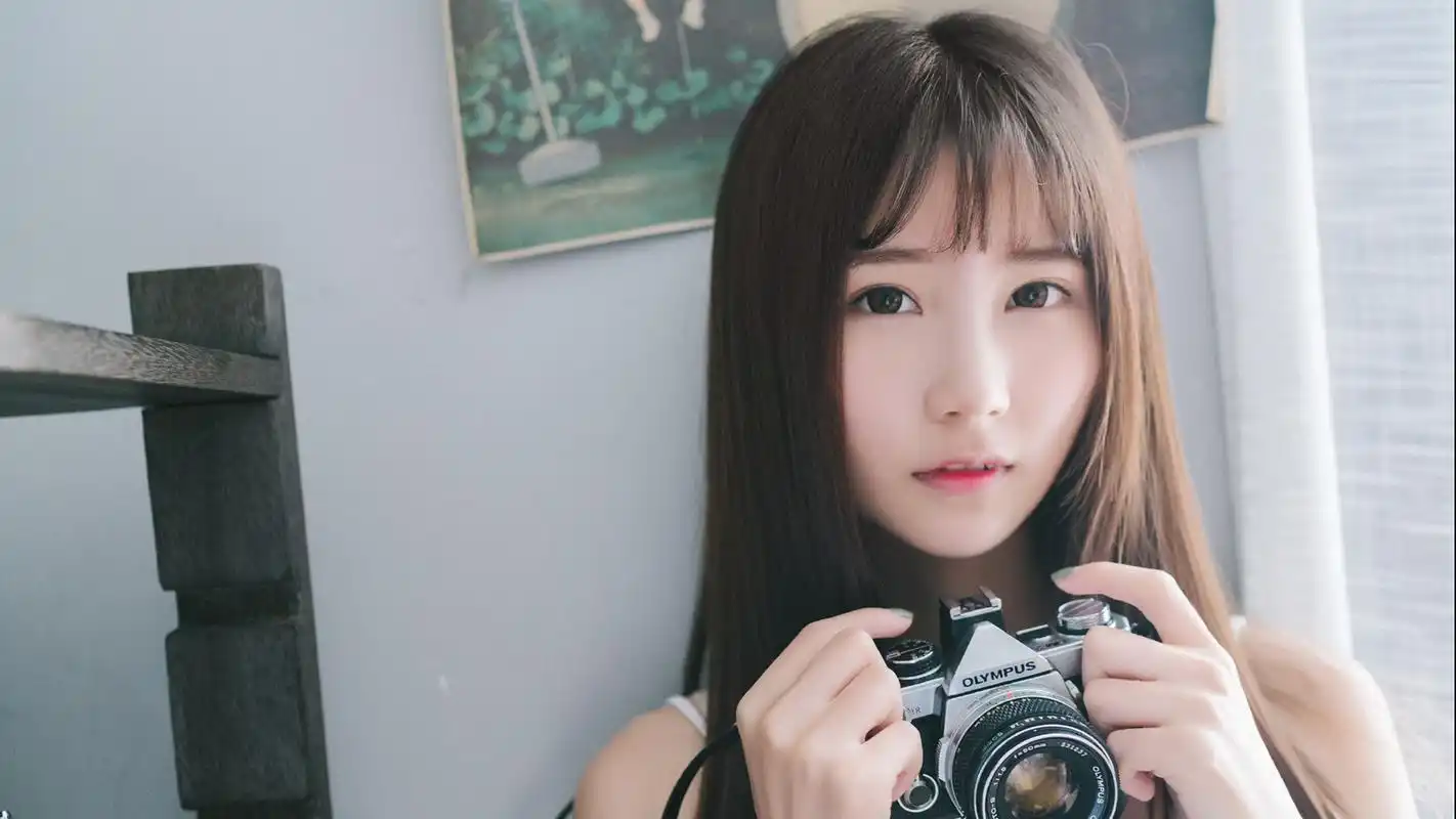 甜美养眼美女相机写真图片桌面壁纸
