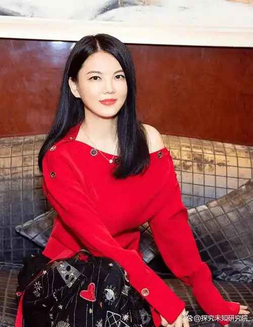 47岁李湘官宣退休评论区一片羡慕网友她才是真正的人生赢家