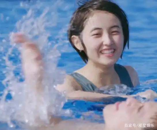 吴磊张子枫拍摄泳池戏,谁注意女方的手在干嘛?网友:嗑到了