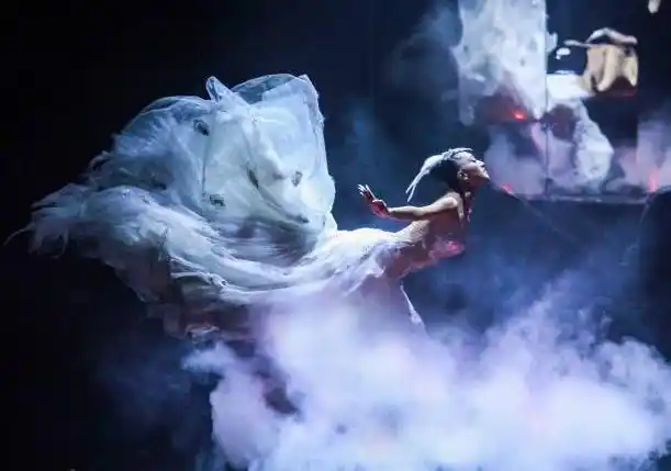 不老女神杨丽萍晒美背肤白貌美宛若少女