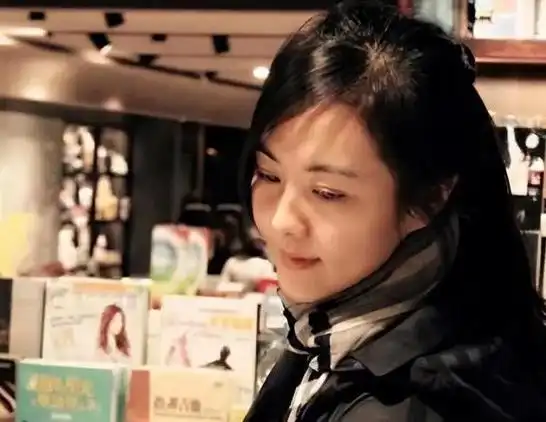 李健即将毕业之际,与年少时带着朱砂痣的孟小蓓再度相遇.