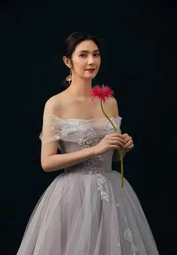 张丹峰也管不住了洪欣非要穿腊肠裙以为自己还年轻吗