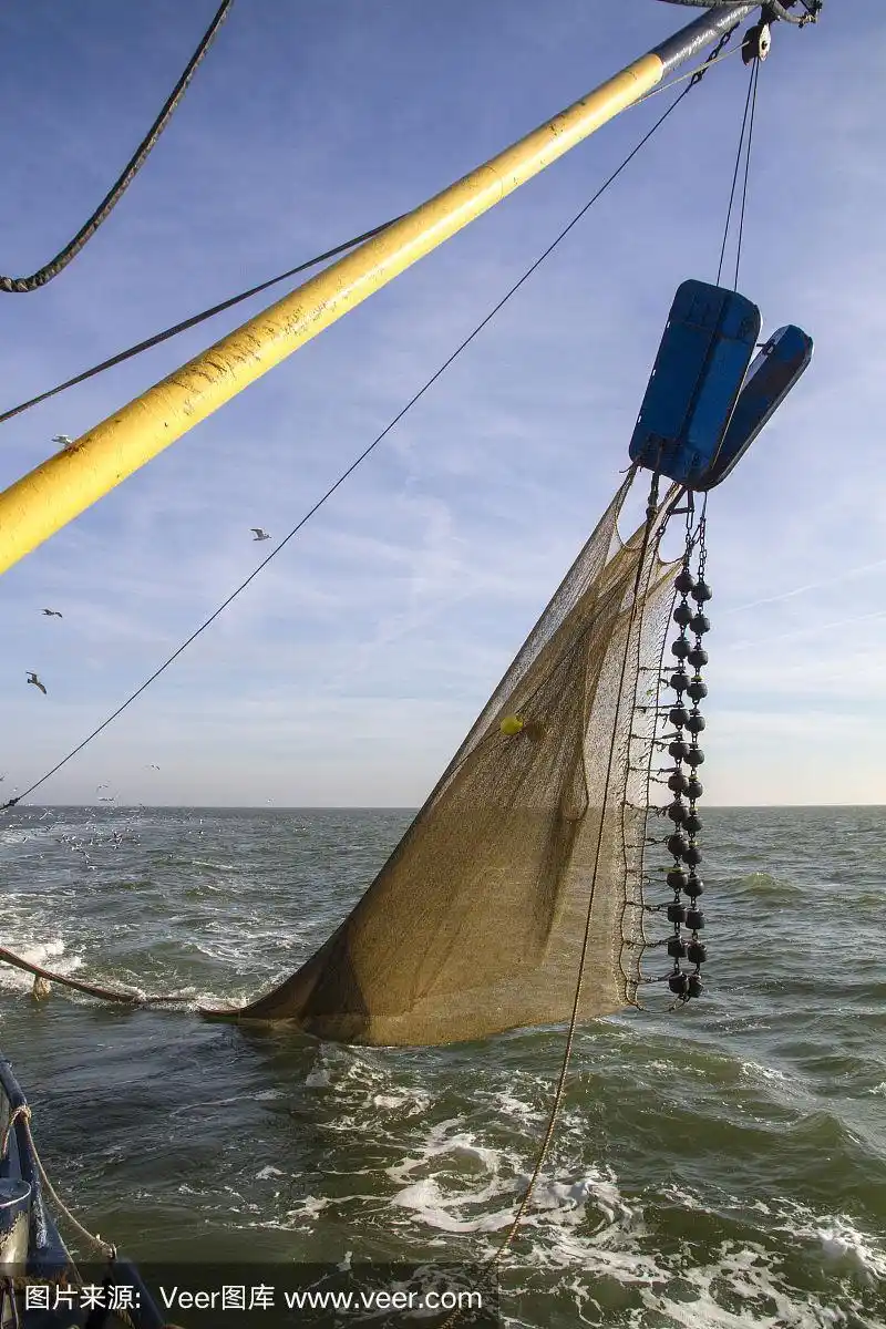 用拖网在海上拖曳虾的渔网